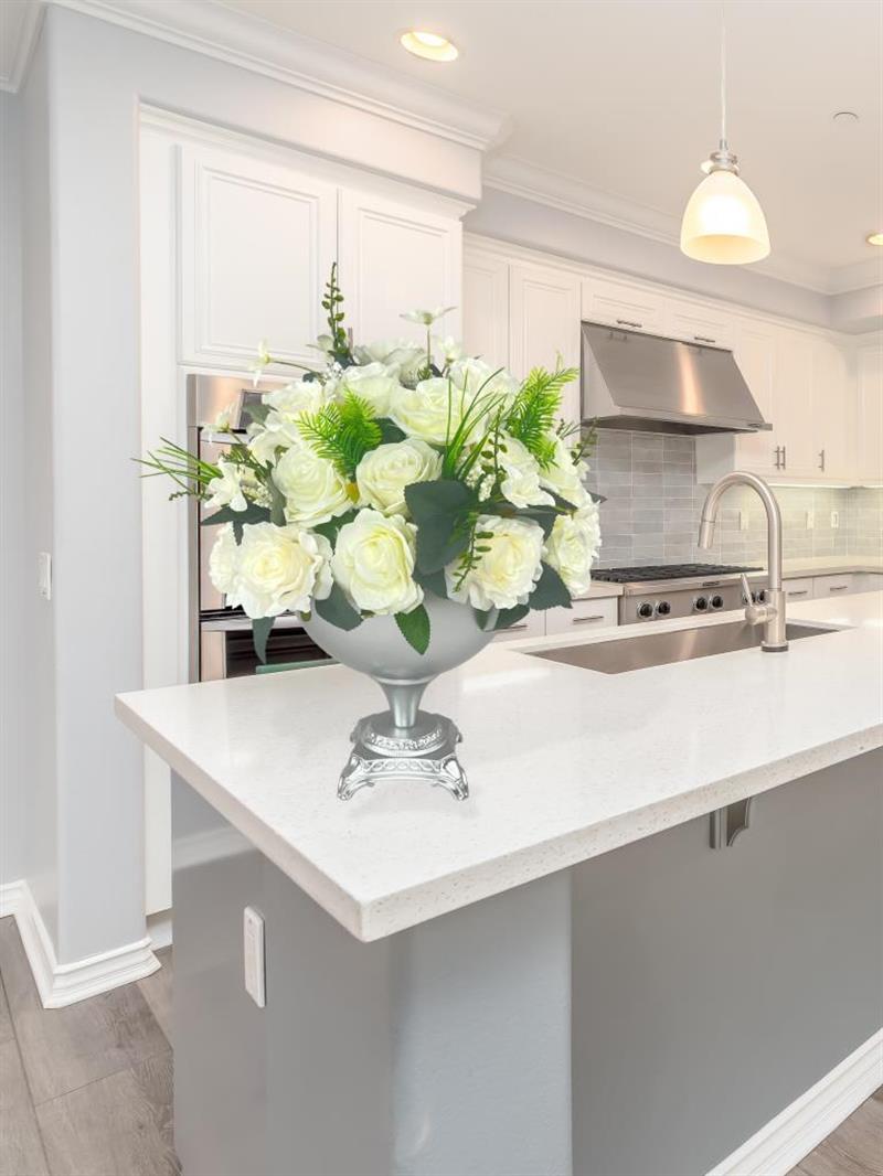 Yapay Çiçek Aranjmanı Beyaz Güller  Metal Gümüş Vazolu Masa Üstü Çiçeği Arajman