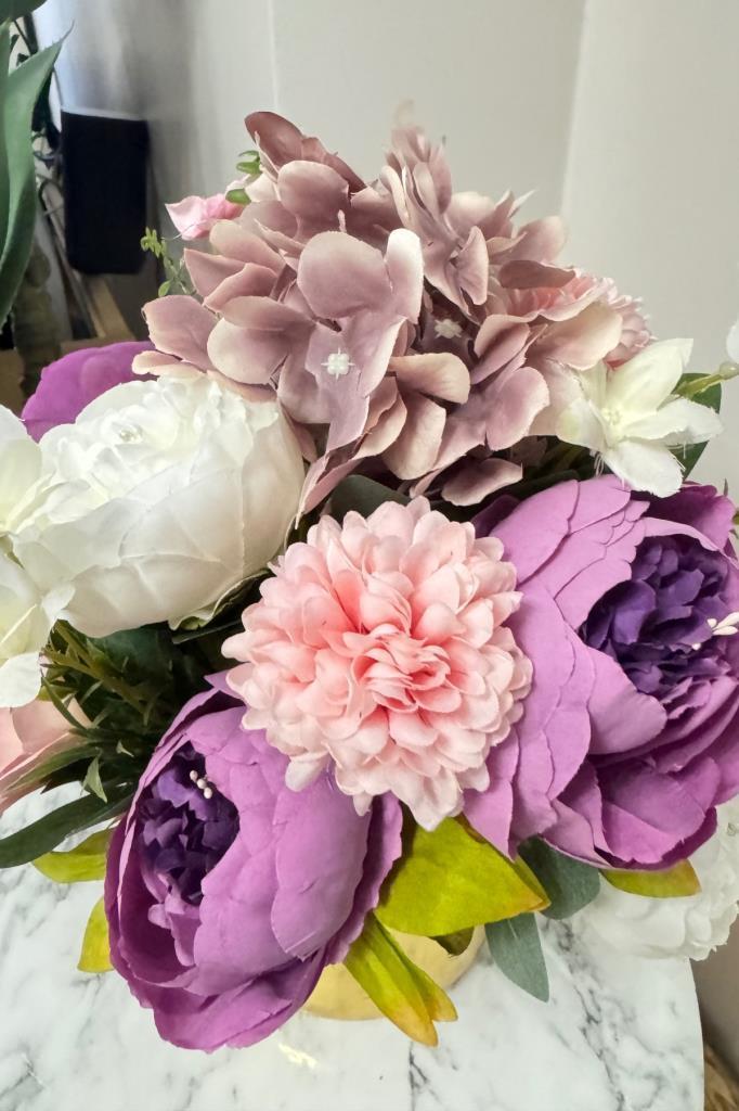 Yapay Çiçek Aranjmanı Gold Metal Vazoda Şakayık Gül Ve Krizantem Salon Çiçeği