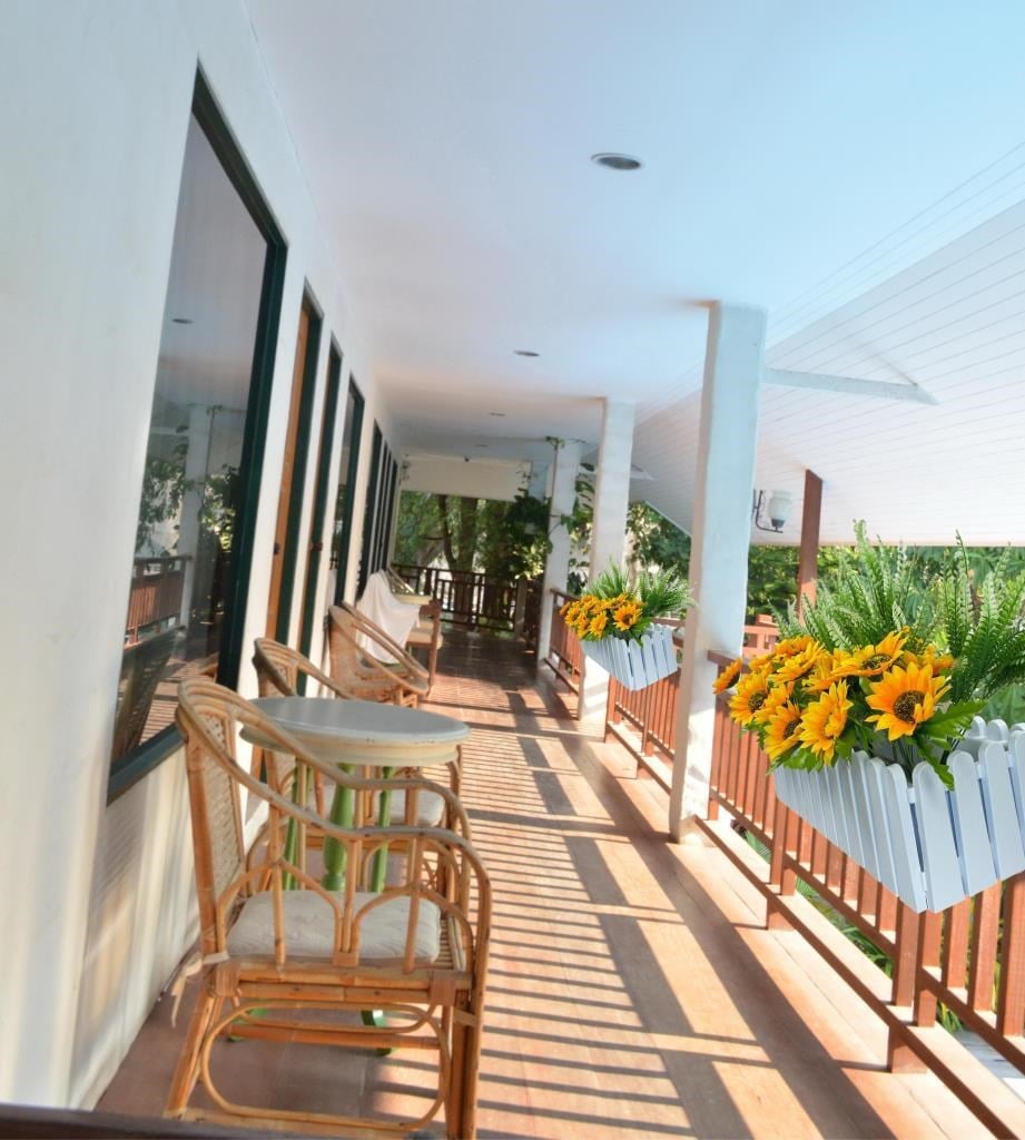 Yapay Çiçek Beyaz Çit Balkon Saksısı Ay Çiçekli 55*20cm