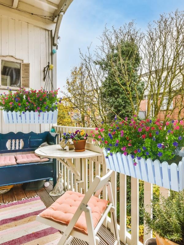 Yapay Çiçek Beyaz Çit Balkon Saksısı Renkli Mineli Şimşir Çiçekli 55*35cm