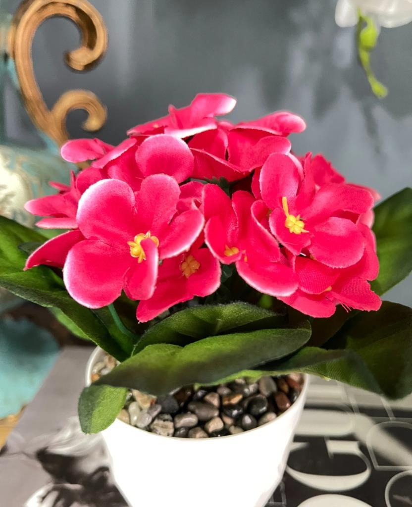 Yapay Çiçek Beyaz Saksıda Kadife Menekşe Gerçekçi Doku Çakıl Taşlı FUŞYA