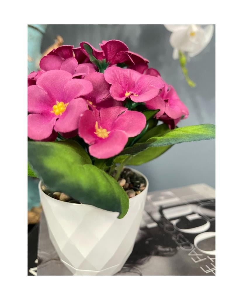 Yapay Çiçek Beyaz Saksıda Kadife Menekşe Gerçekçi Doku Çakıl Taşlı PEMBE