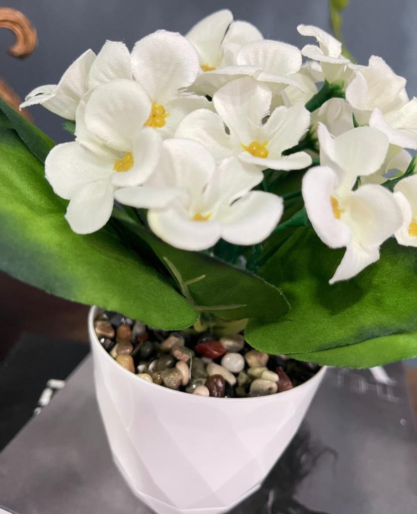 Yapay Çiçek Kadife Menekşe Gerçekçi Doku Beyaz Saksıda Çakıl Taşlı BEYAZ