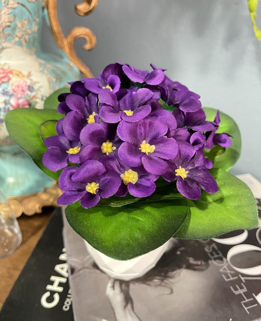 Yapay Çiçek Kadife Menekşe Gerçekçi Doku Beyaz Saksıda Çakıl Taşlı MOR