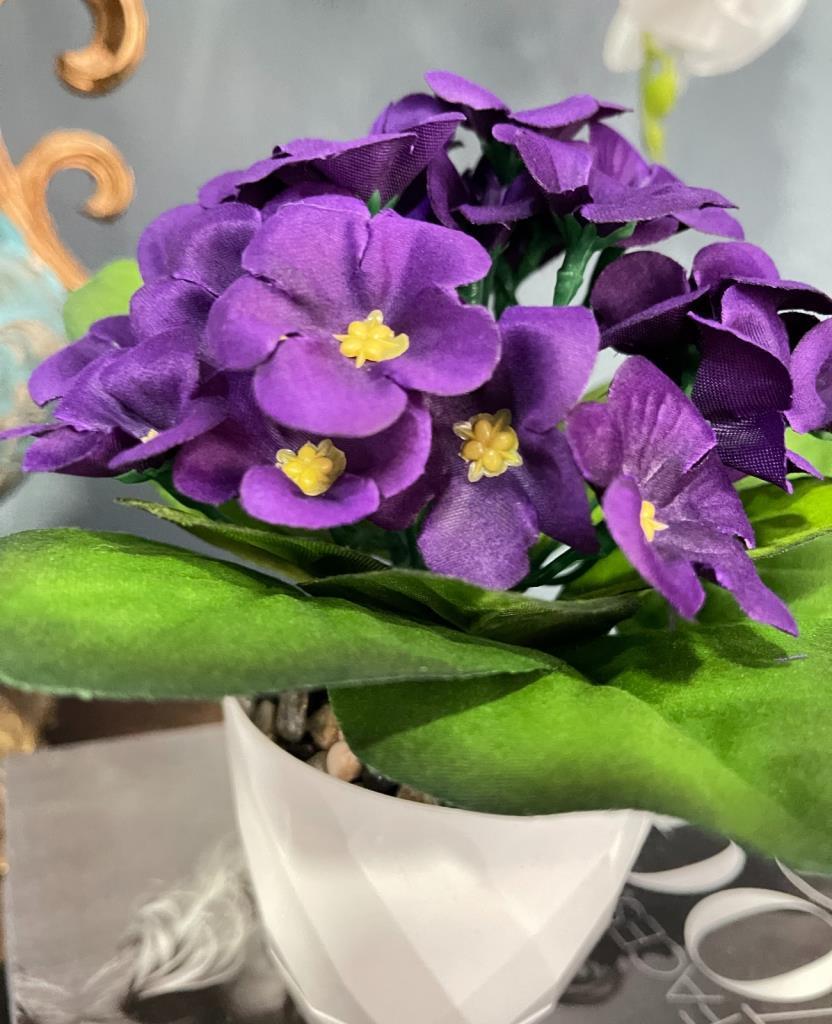 Yapay Çiçek Kadife Menekşe Gerçekçi Doku Beyaz Saksıda Çakıl Taşlı MOR