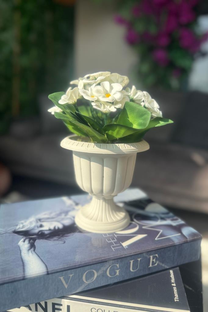 Yapay Çiçek Krem Antik Saksıda Beyaz Kadife Menekşe Gerçekçi Doku 22cm