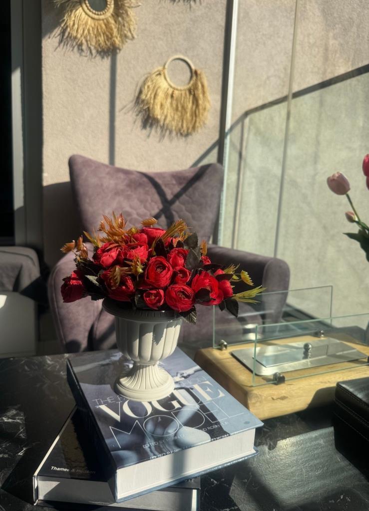 Yapay Çiçek Krem Antik Saksıda Kırmızı Erengül 23cm