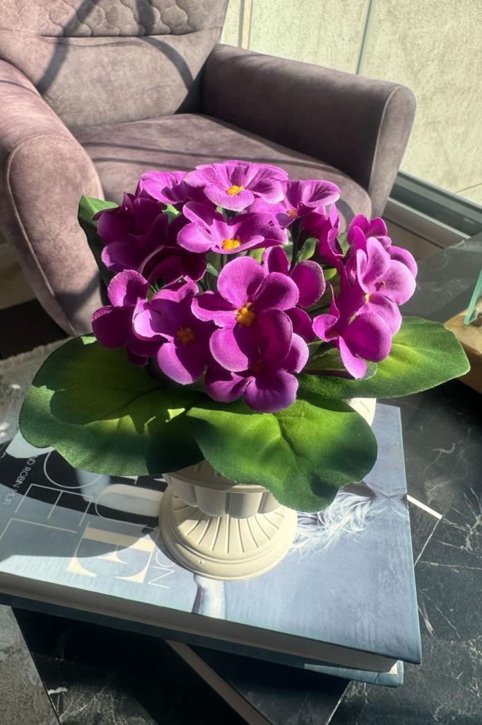 Yapay Çiçek Krem Antik Saksıda Mor Kadife Menekşe Gerçekçi Doku 22cm