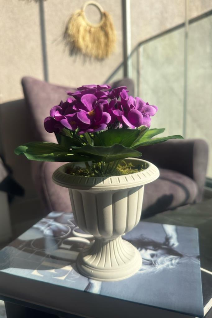 Yapay Çiçek Krem Antik Saksıda Mor Kadife Menekşe Gerçekçi Doku 22cm