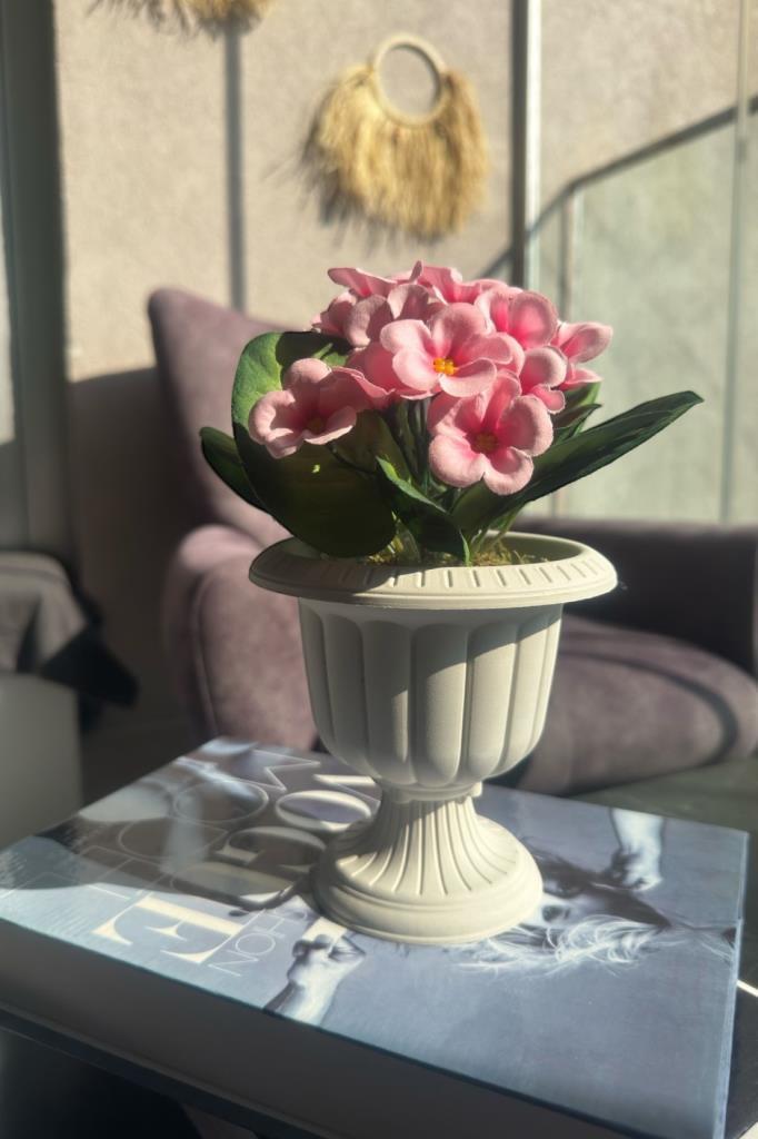 Yapay Çiçek Krem Antik Saksıda Pembe Kadife Menekşe Gerçekçi Doku 22cm
