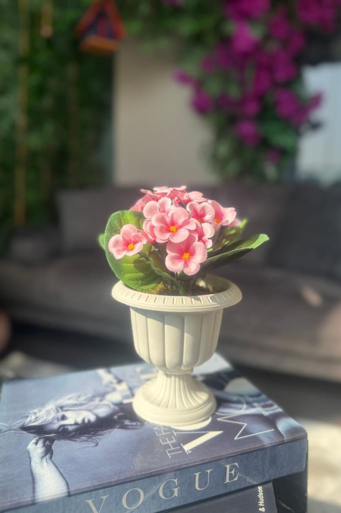 Yapay Çiçek Krem Antik Saksıda Pembe Kadife Menekşe Gerçekçi Doku 22cm