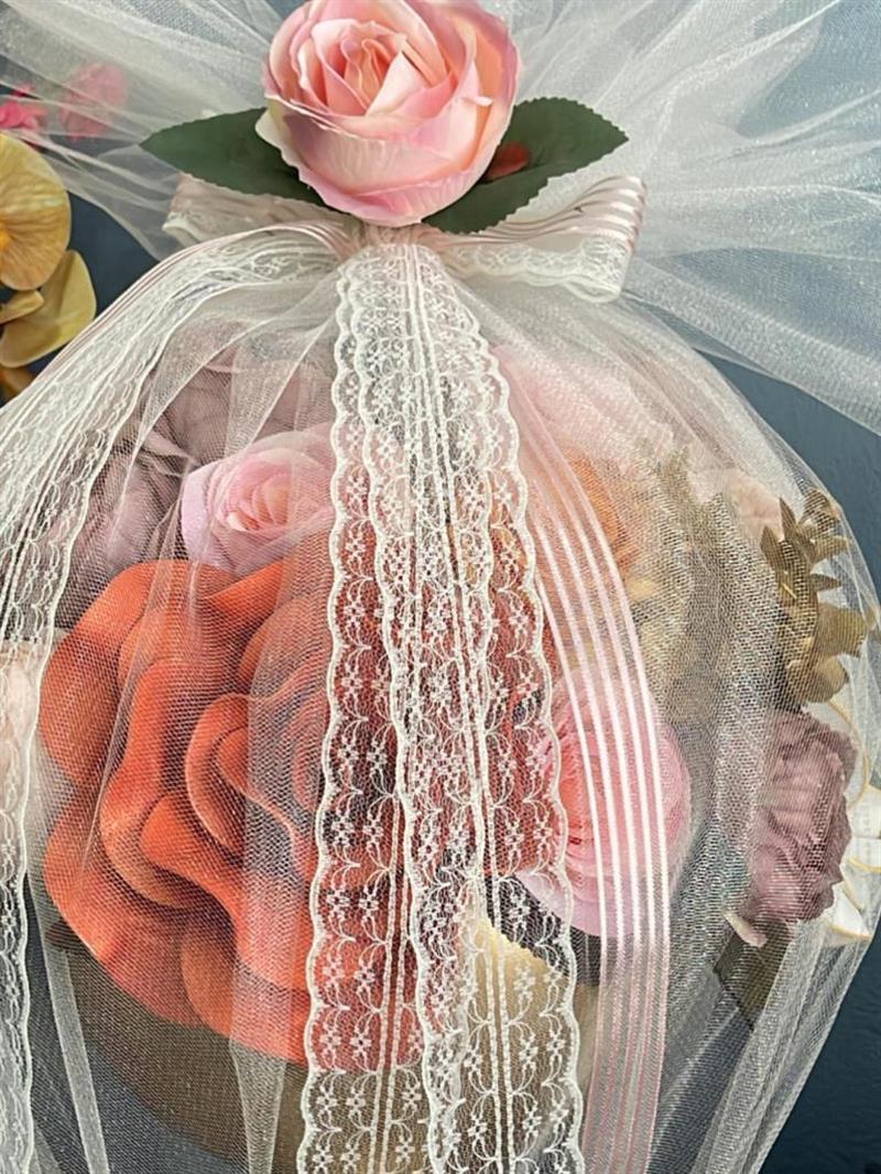 Yapay Çiçek Latex Aranjmanı Tüllü Kare Ayaklı Yuvarlak Metal Gold Vazolu Masa Üstü Çiçeği Arajman