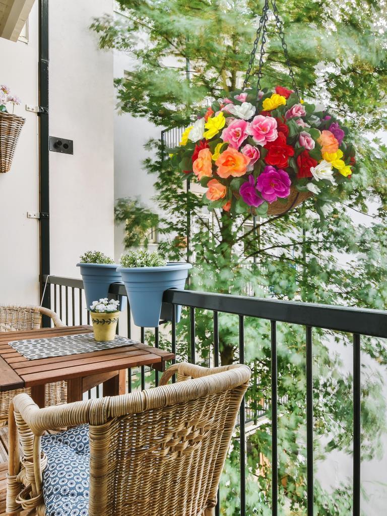 Yapay Çiçek Sarkaç Askılı Makreme Sepette Açelya Karışık Renkli Çiçek Sepeti