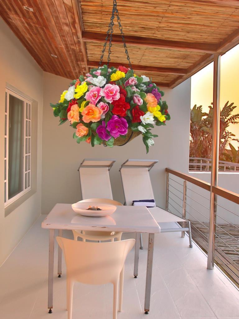 Yapay Çiçek Sarkaç Askılı Makreme Sepette Açelya Karışık Renkli Çiçek Sepeti