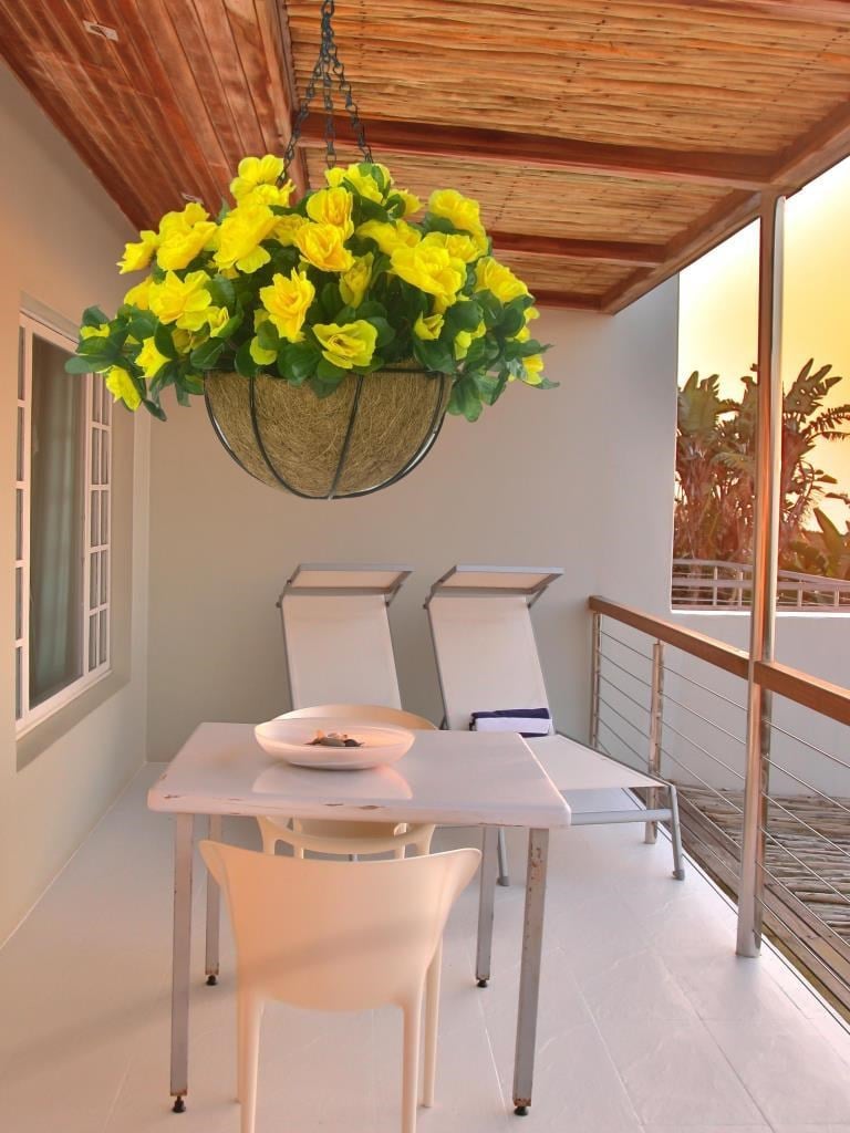 Yapay Çiçek Sarkaç Askılı Makreme Sepette Açelya Sarı Çiçek Sepeti