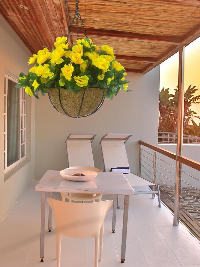 Yapay Çiçek Sarkaç Askılı Makreme Sepette Açelya Sarı Çiçek Sepeti