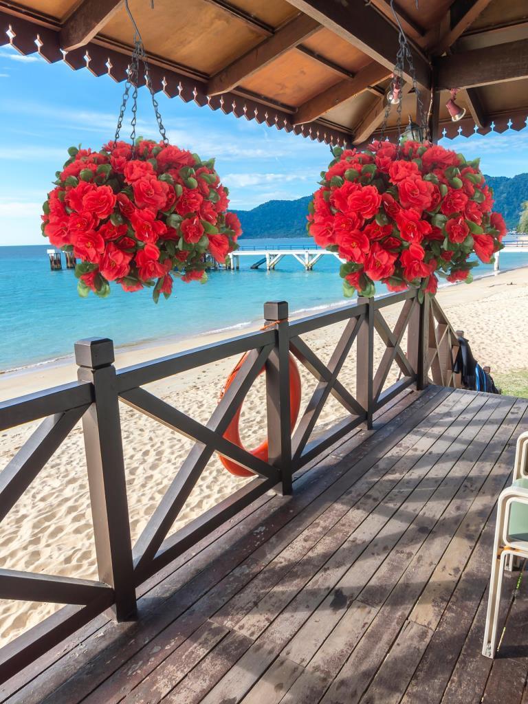 Yapay Çiçek Sarkaç Askılı Makreme Sepette Açelya Kırmızı Çiçek Sepeti