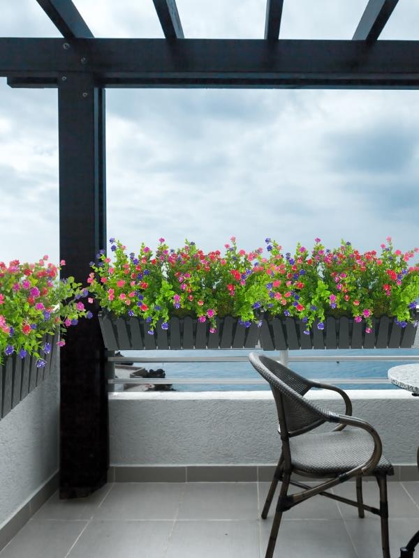 Yapay Çiçek Siyah Çit Balkon Saksısı Renkli Mineli Şimşir Çiçekli 55*35cm