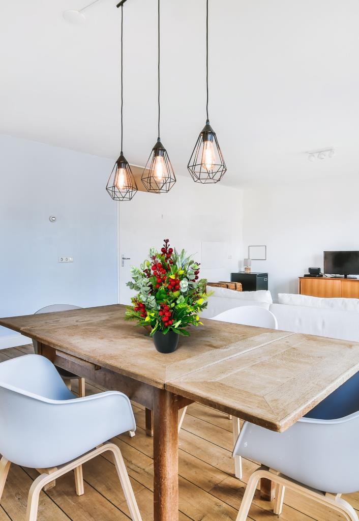 Yapay Çiçek Yılbaşı Çiçeği Kırmızı Kokina Ve Pastel Şimşir Siyah Saksıda