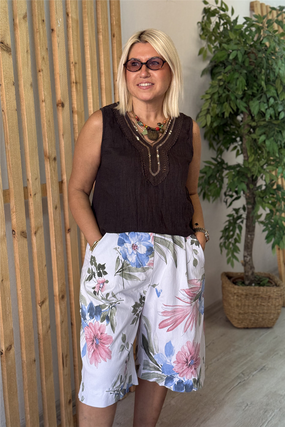 Beyaz Beli Kemerli Full Lycralı Çiçekli İthal ŞortASR25020529-BEYAZ-STD