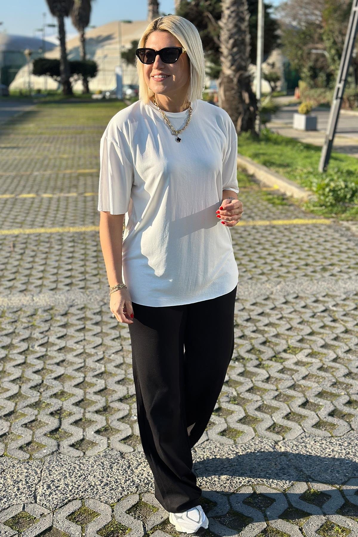 Beyaz Bisiklet Yaka Yandan Yırtmaçlı TshirtUTS241132-BEYAZ-S