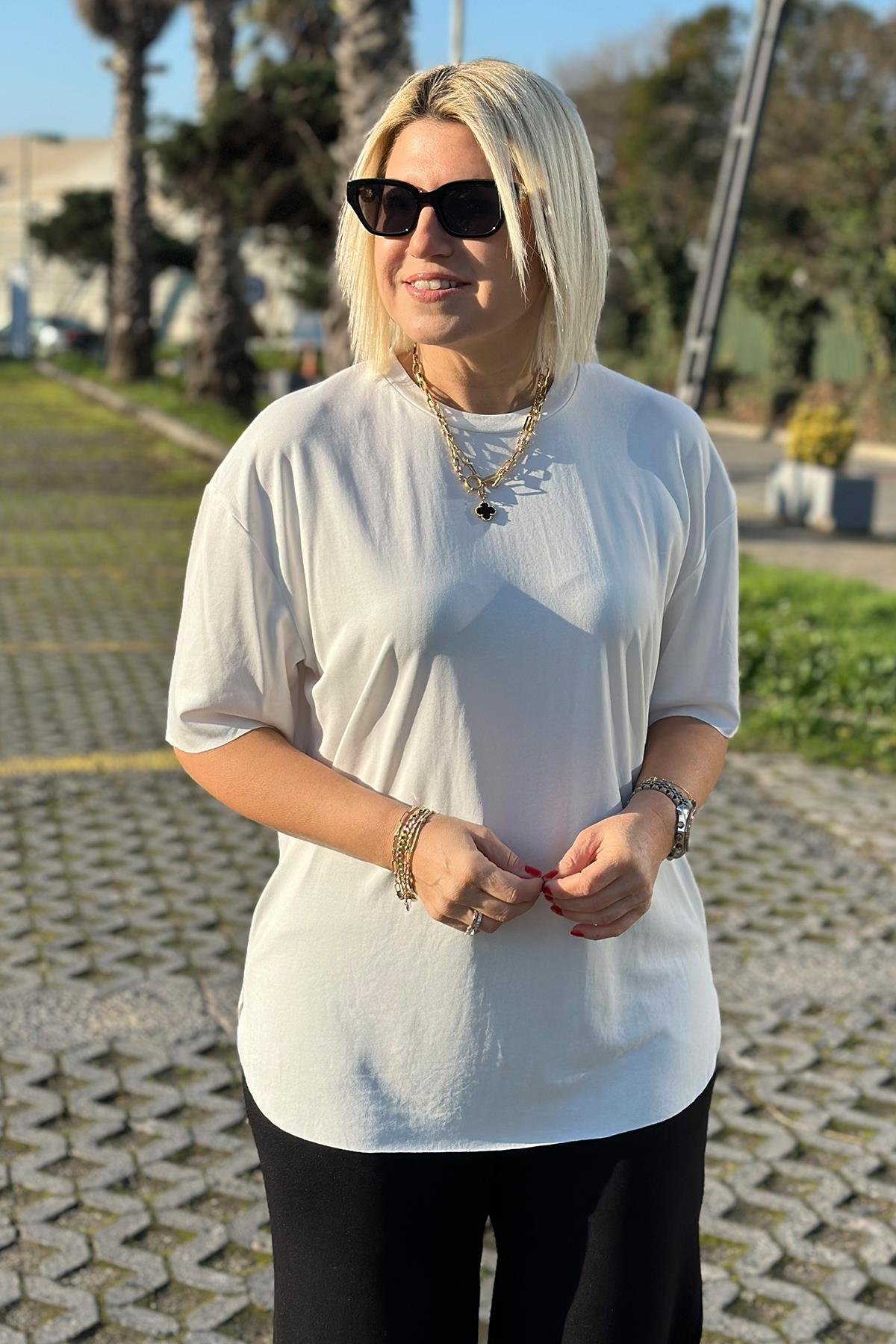 Beyaz Bisiklet Yaka Yandan Yırtmaçlı TshirtUTS241132-BEYAZ-S