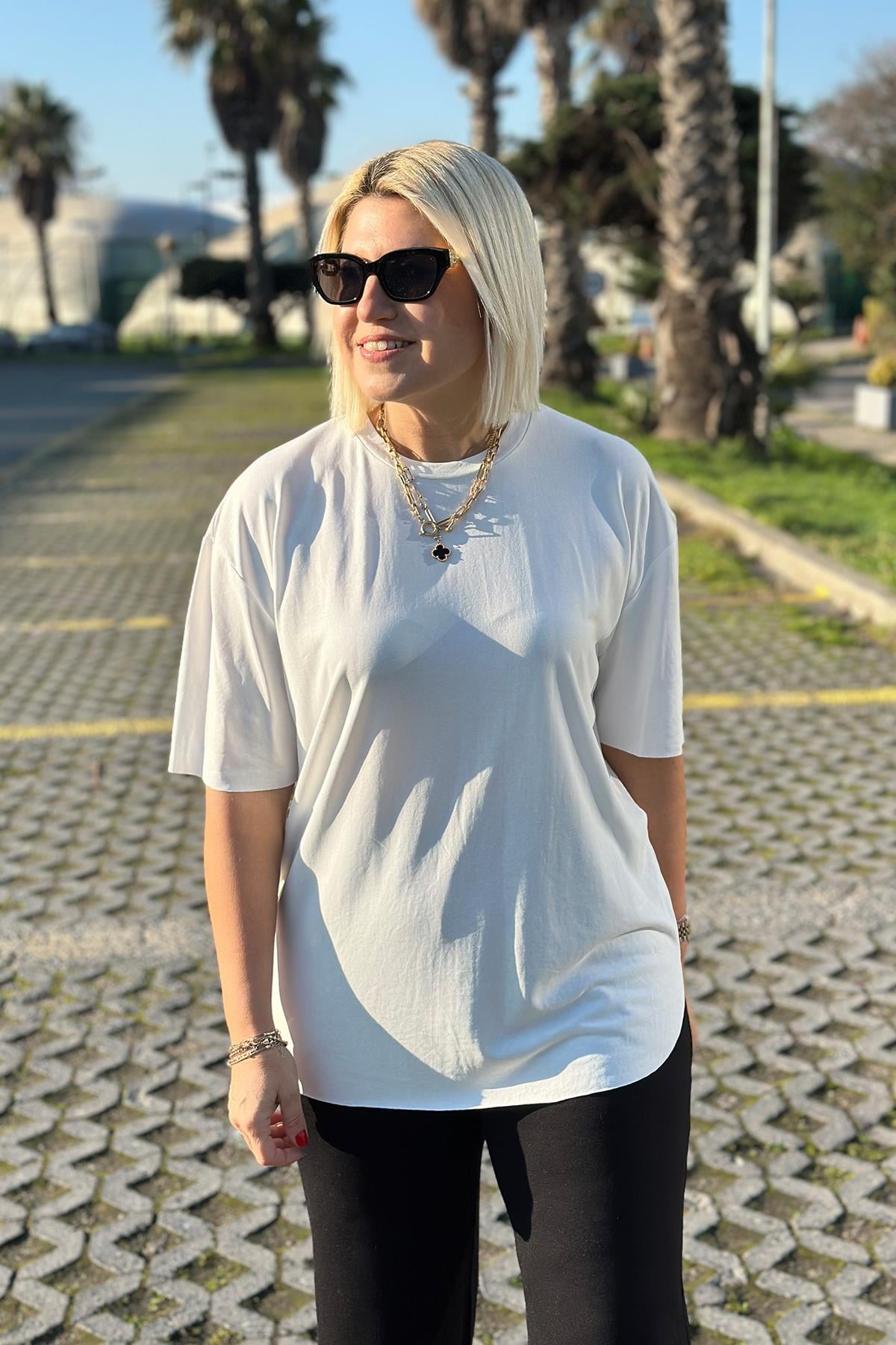 Beyaz Bisiklet Yaka Yandan Yırtmaçlı TshirtUTS241132-BEYAZ-S