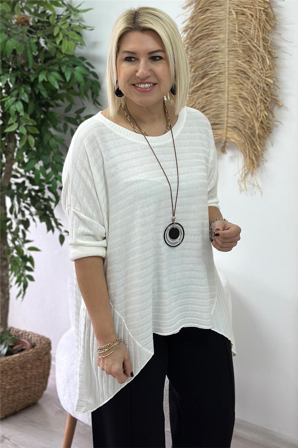 Beyaz Kolyeli İthal Pamuklu Verev Kesim BluzUBL2412229-BEYAZ-STD