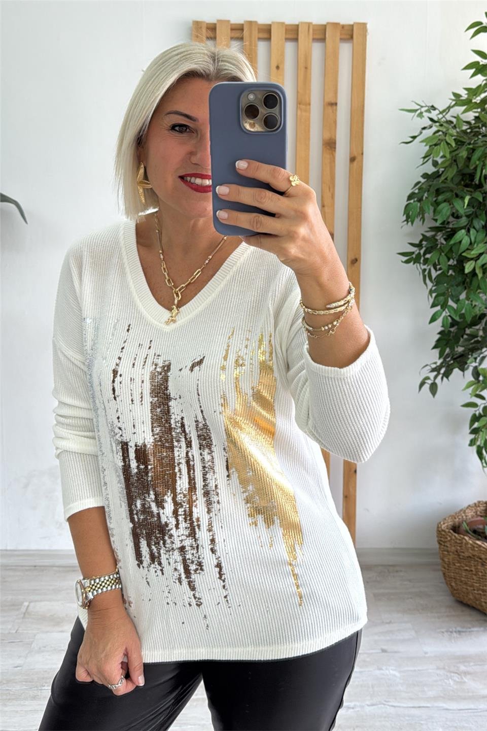 Beyaz V Yaka Gold Baskılı İthal Pamuk BluzUBL2412253-BEYAZ-STD