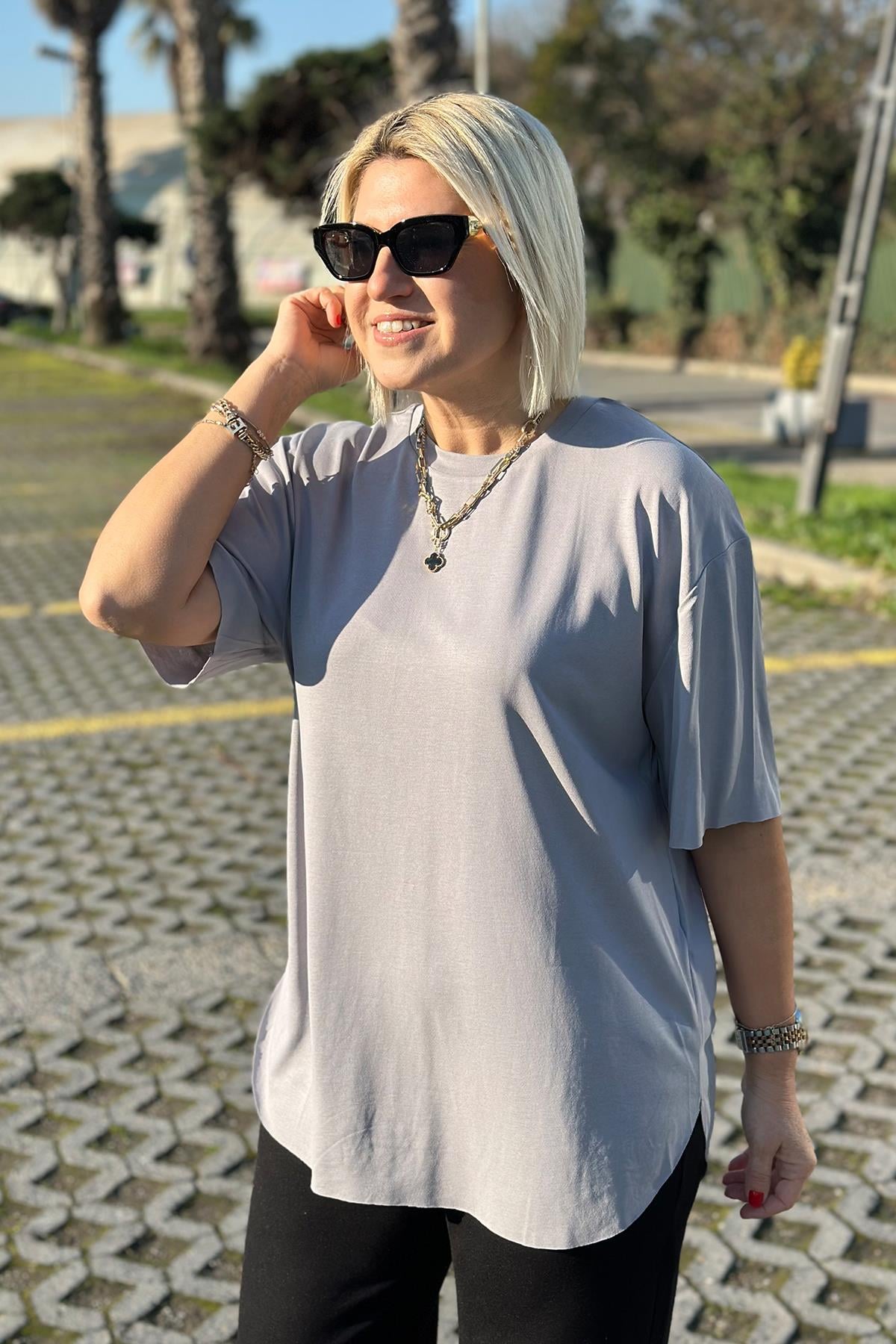 Gri Bisiklet Yaka Yandan Yırtmaçlı TshirtUTS241132-GRI-S