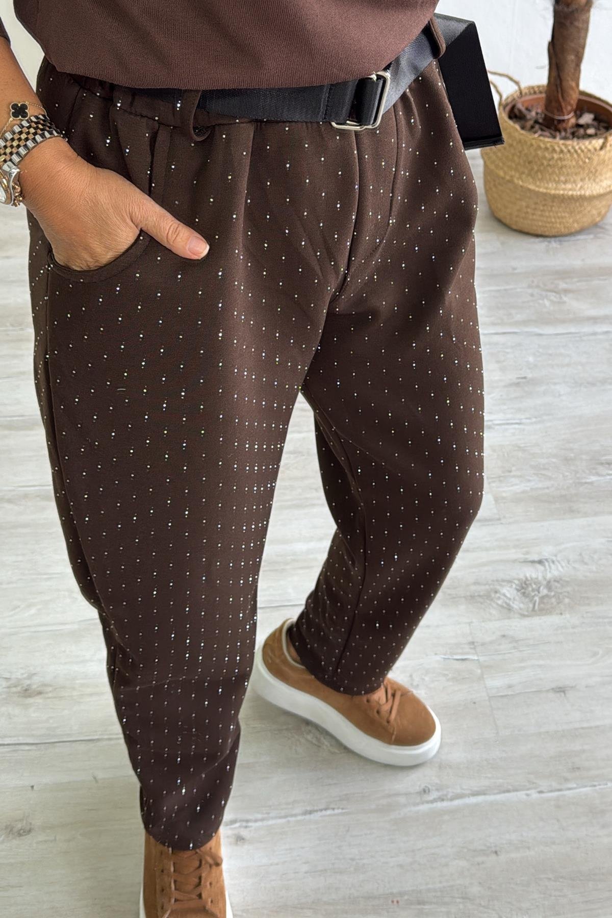 Kahverengi Beli Lastikli Pul Baskılı Kemerli Penye PantolonAPNT20250908-KAHVERENGI-STD