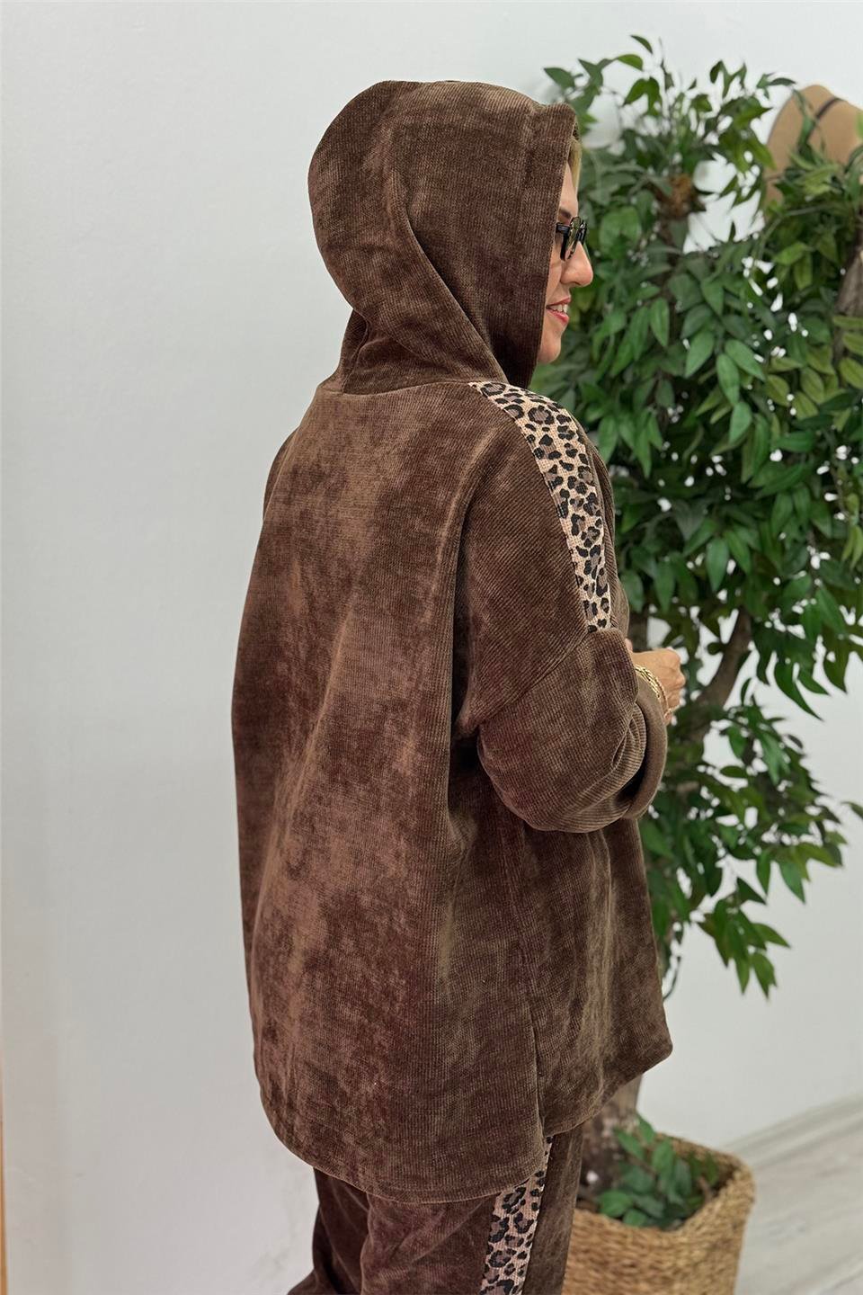 Kahverengi Kapüşonlu Leopar Şeritli İthal Kadife İkili TakımUTK2501181-KAHVERENGI-STD