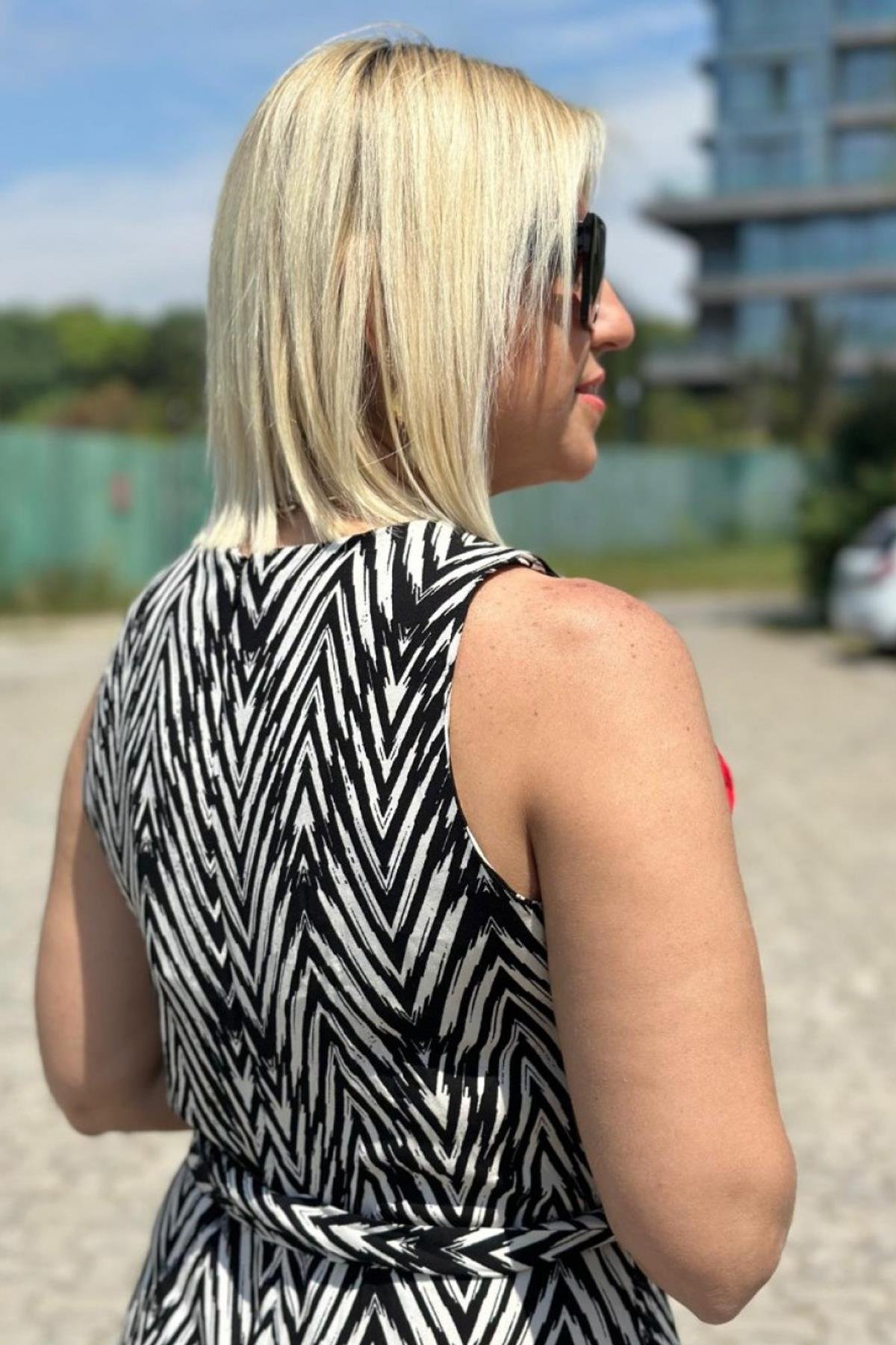Kolsuz Zebra Desen Gül Detaylı Tulum AY217033-Siyah