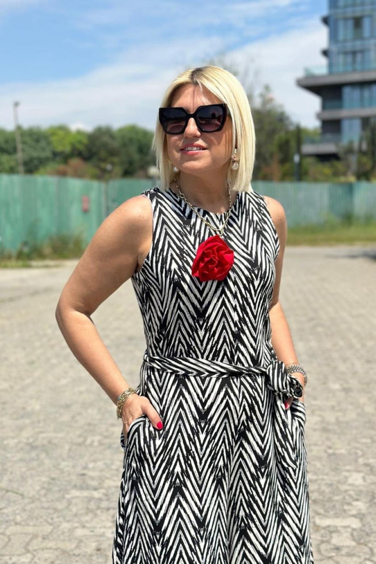 Kolsuz Zebra Desen Gül Detaylı Tulum AY217033-Siyah