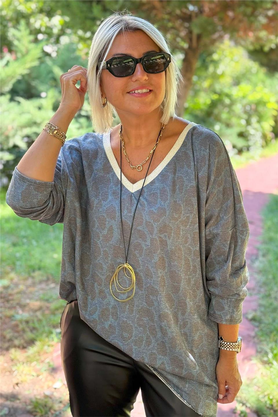 Lacivert V Yaka Simli İthal Leoparlı Tunik BluzUBL2412243-LACIVERT-STD