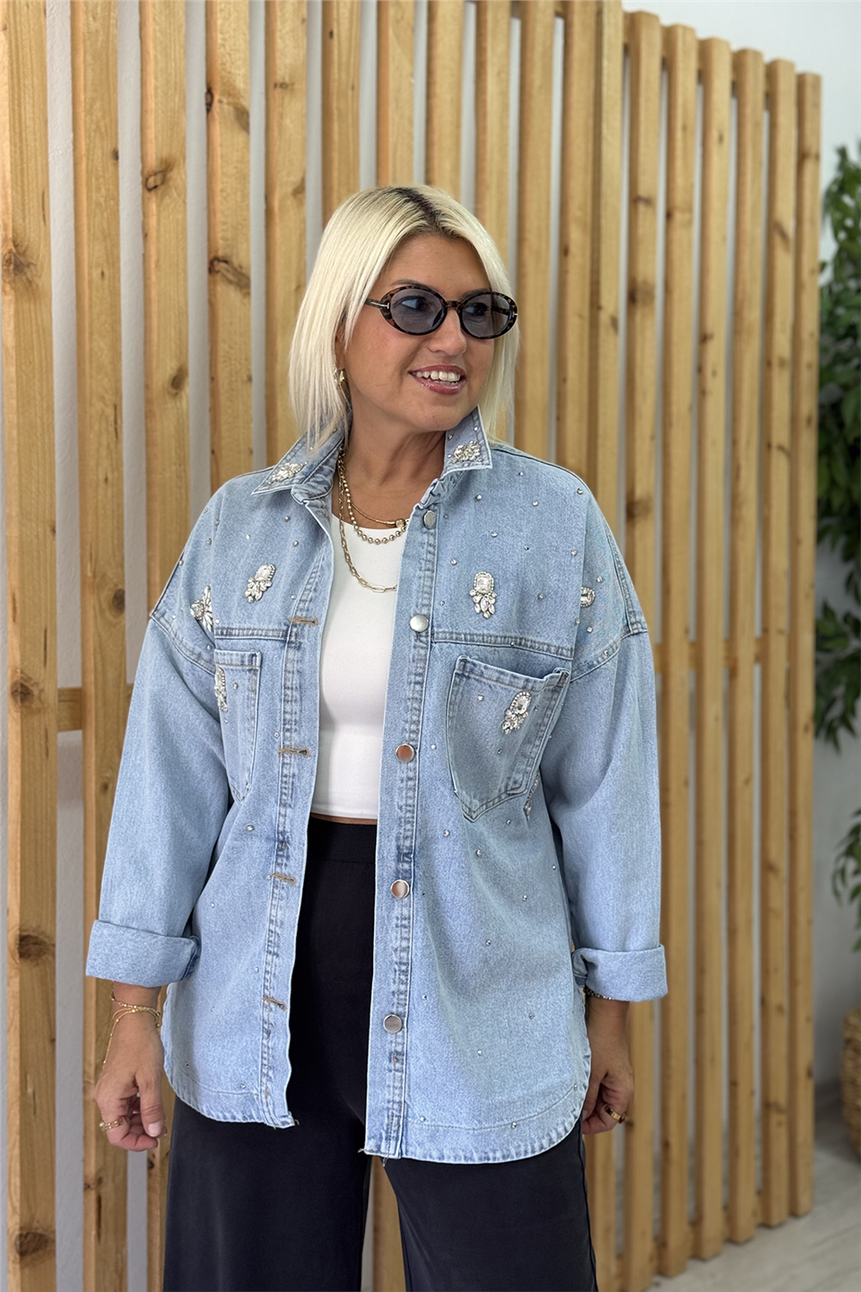 Mavi Yaka ve Beden Taş İşlemeli Denim GömlekGM20260053-MAVI-S