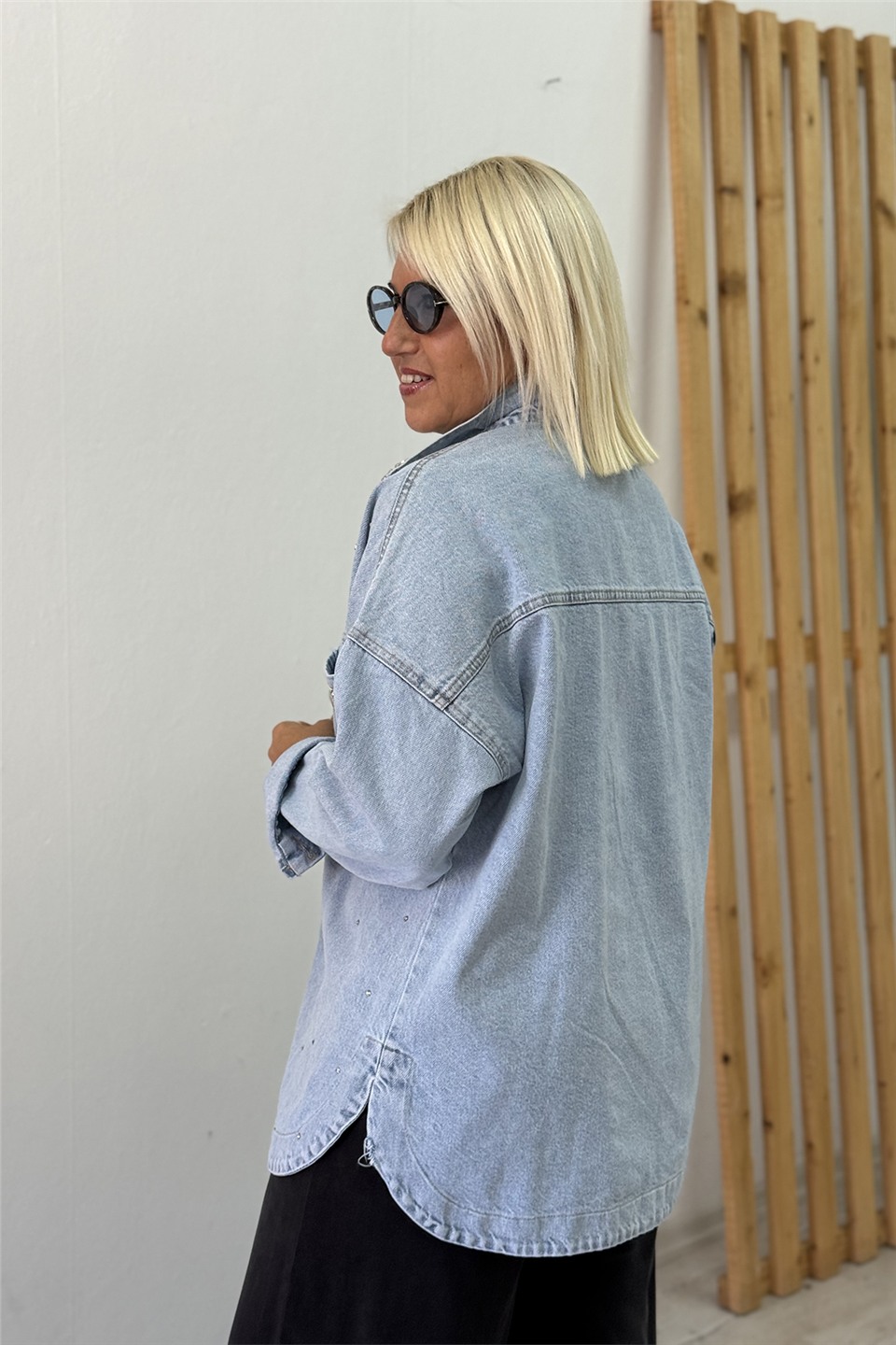 Mavi Yaka ve Beden Taş İşlemeli Denim GömlekGM20260053-MAVI-S