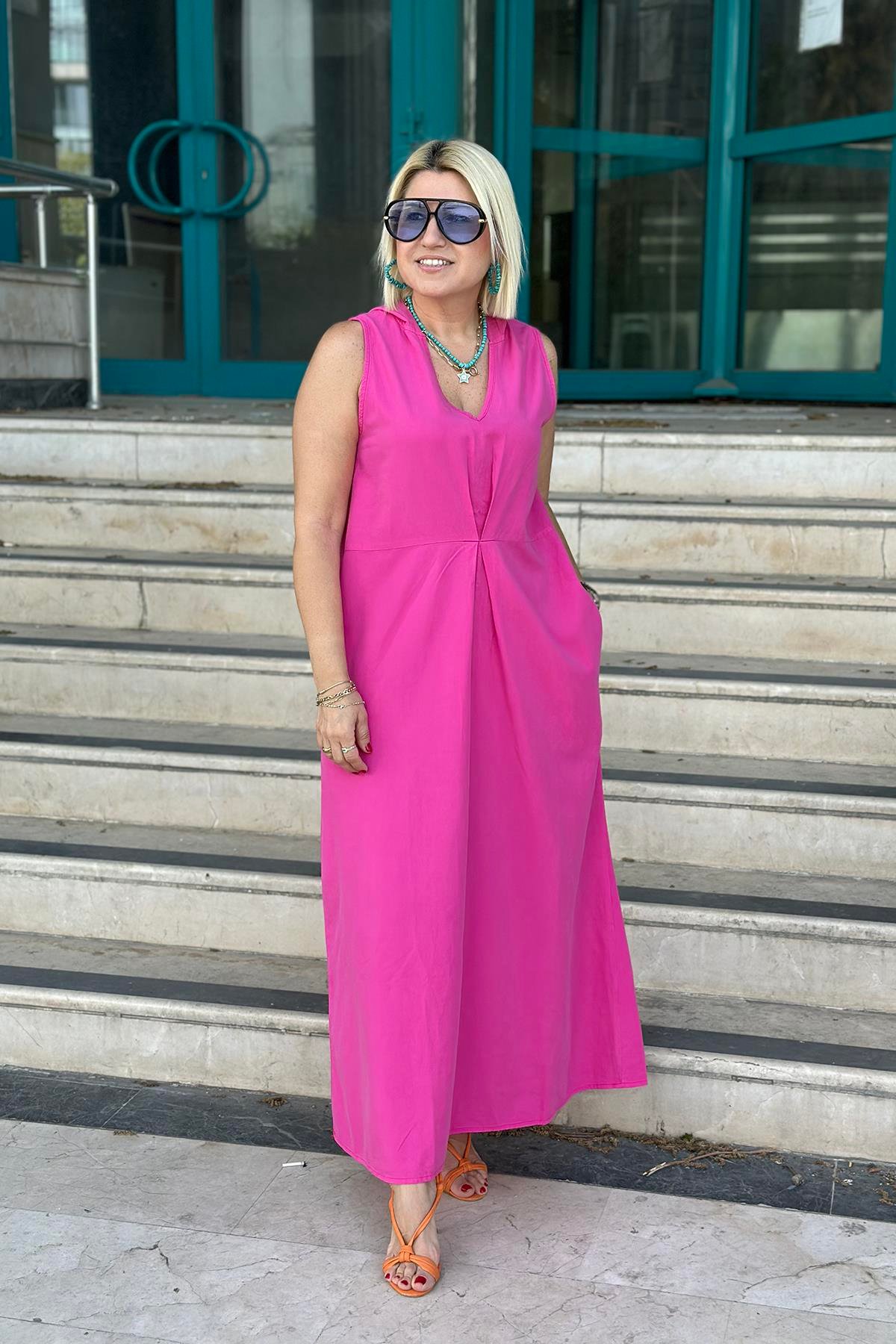 Pembe Kapüşonlu Kolsuz V Yaka Tansel Uzun ElbiseELB2401249-PEMBE-STD