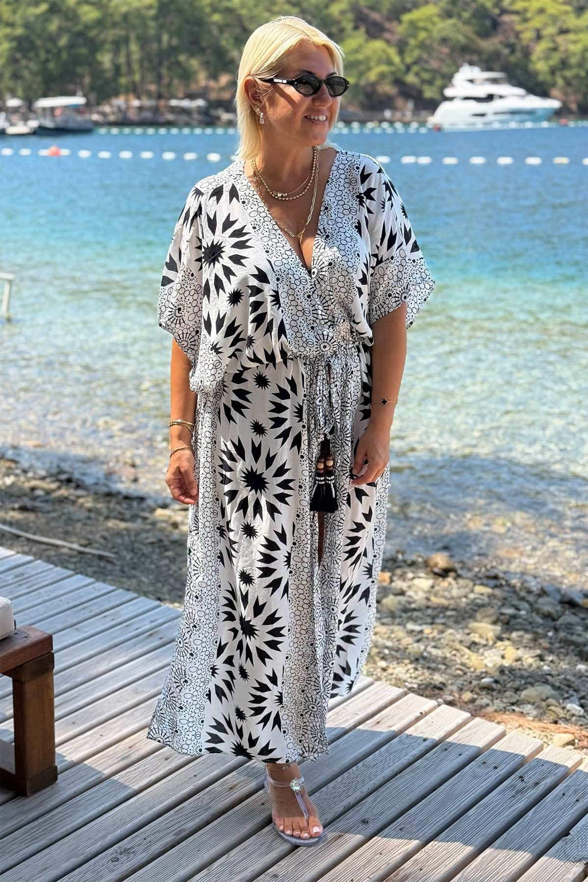 Siyah Beyaz Desenli Belden Bağçıklı Yırtmaçlı KimonoKMNE26020527-BEYAZ-STD