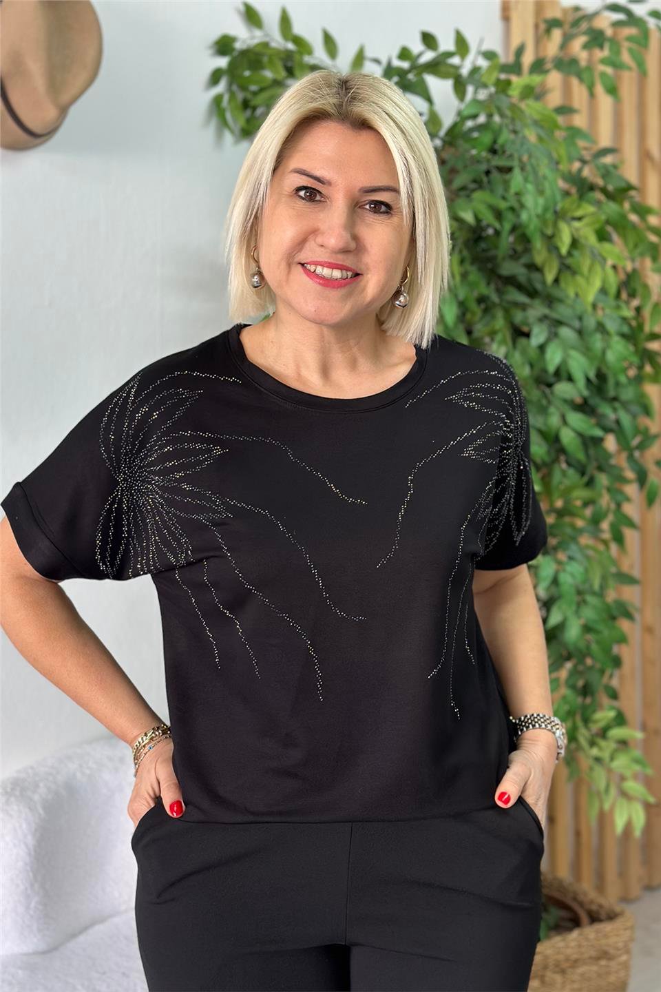 Siyah Bisiklet yaka Çiçek Desen Taş Baskılı Penye TshirtUTS25002062-SIYAH-M/L