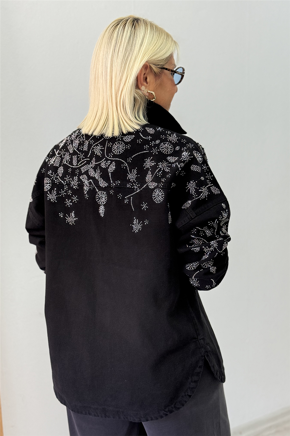 Siyah Çiçek Desen Pul İşlemeli Denim GömlekGM20260052-SIYAH-S
