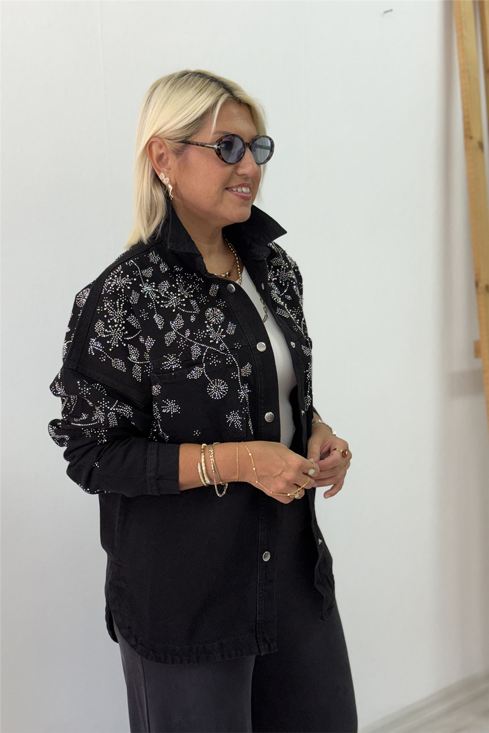 Siyah Çiçek Desen Pul İşlemeli Denim GömlekGM20260052-SIYAH-S