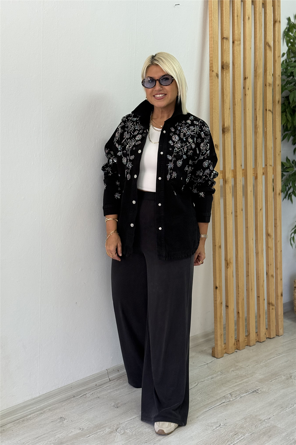 Siyah Çiçek Desen Pul İşlemeli Denim GömlekGM20260052-SIYAH-S