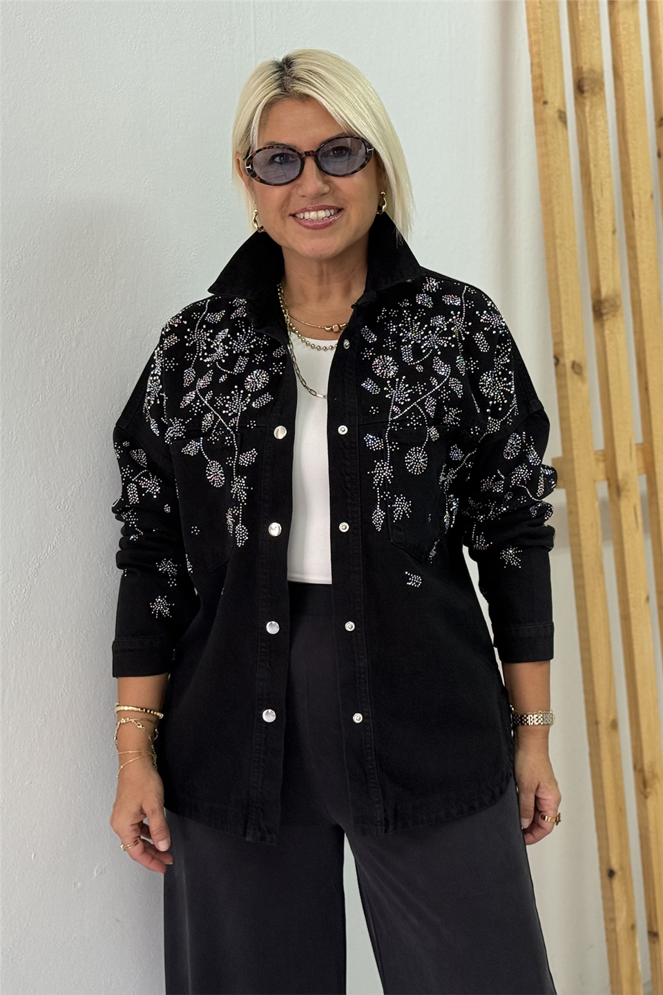 Siyah Çiçek Desen Pul İşlemeli Denim GömlekGM20260052-SIYAH-S