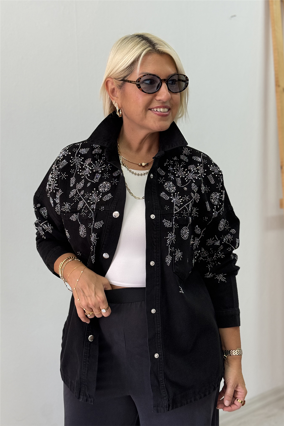 Siyah Çiçek Desen Pul İşlemeli Denim GömlekGM20260052-SIYAH-S