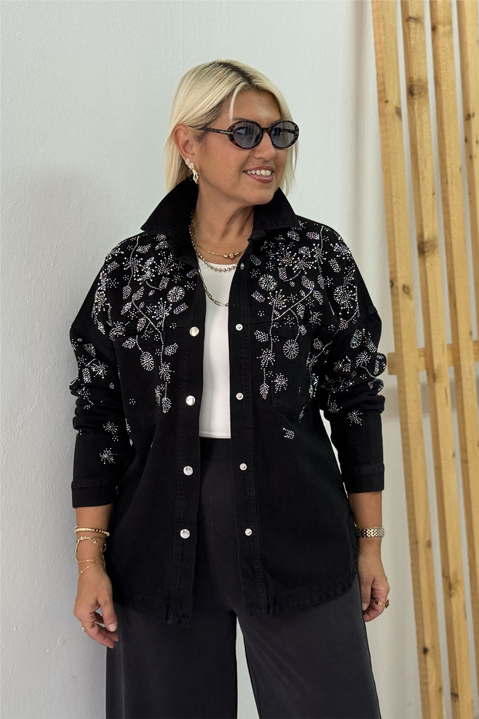 Siyah Çiçek Desen Pul İşlemeli Denim GömlekGM20260052-SIYAH-S