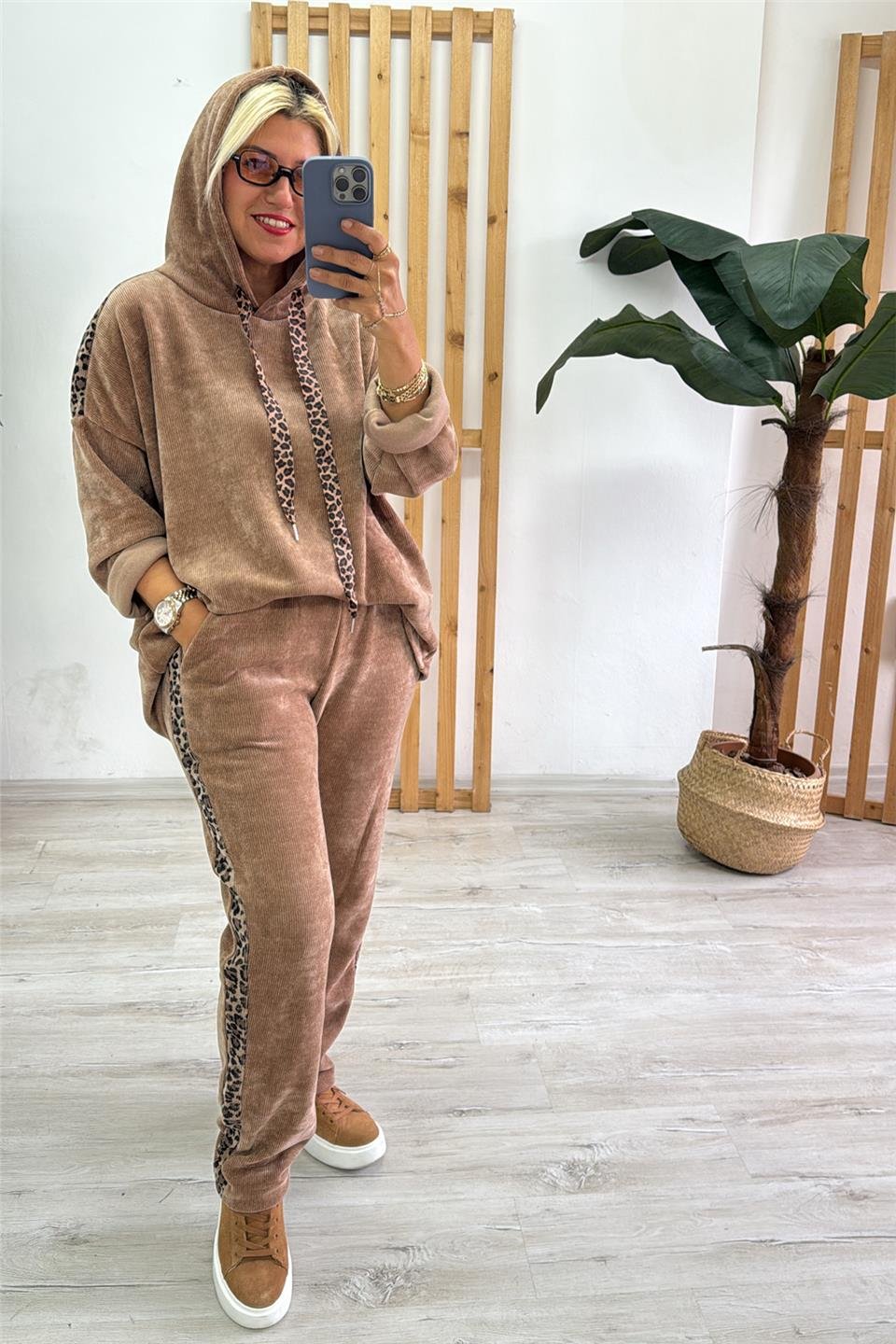 Siyah Kapüşonlu Leopar Şeritli İthal Kadife İkili TakımUTK2501181-CAPPUCINO-STD
