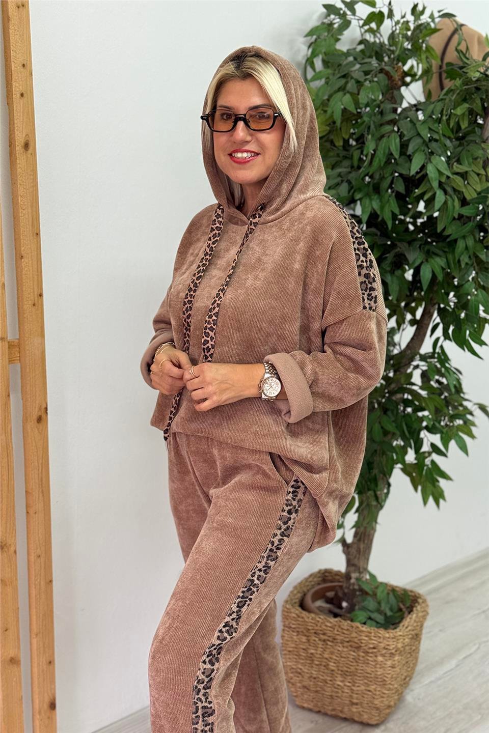 Siyah Kapüşonlu Leopar Şeritli İthal Kadife İkili TakımUTK2501181-CAPPUCINO-STD