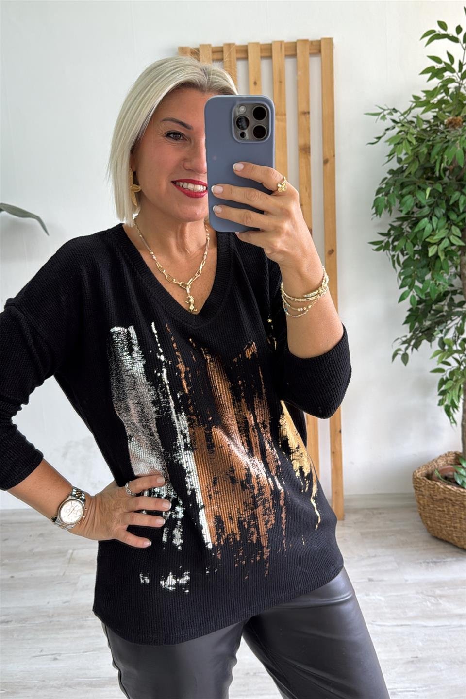 Siyah V Yaka Gold Baskılı İthal Pamuk BluzUBL2412253-SIYAH-STD