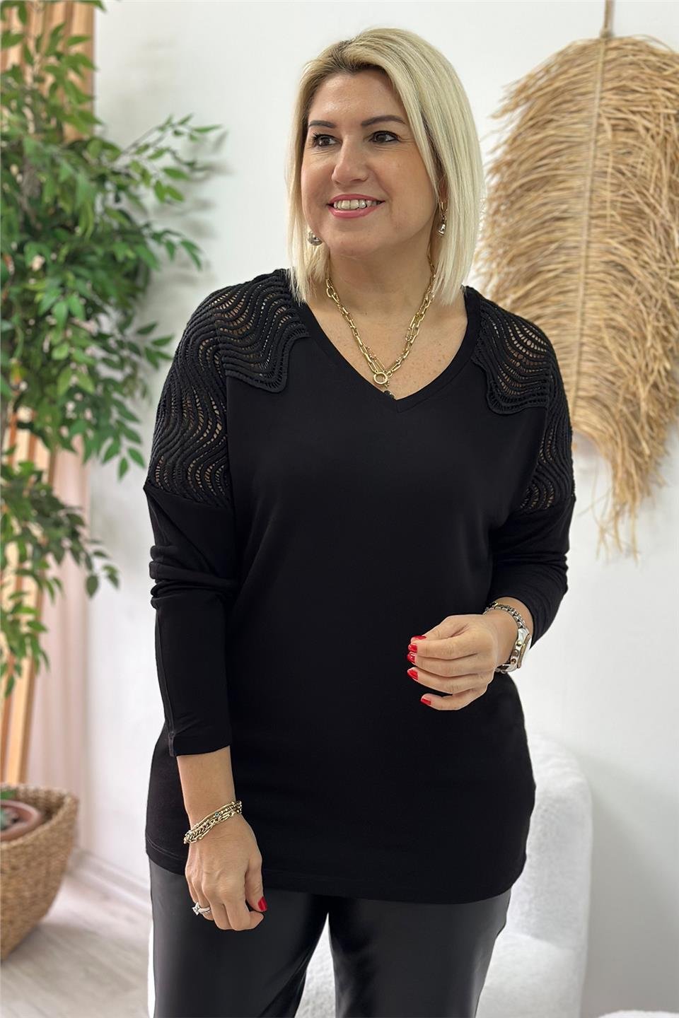 Siyah V Yaka Kol Ajurlu BluzUBL2412223-SIYAH-ML